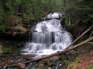 640px-Wagner_Falls.jpg