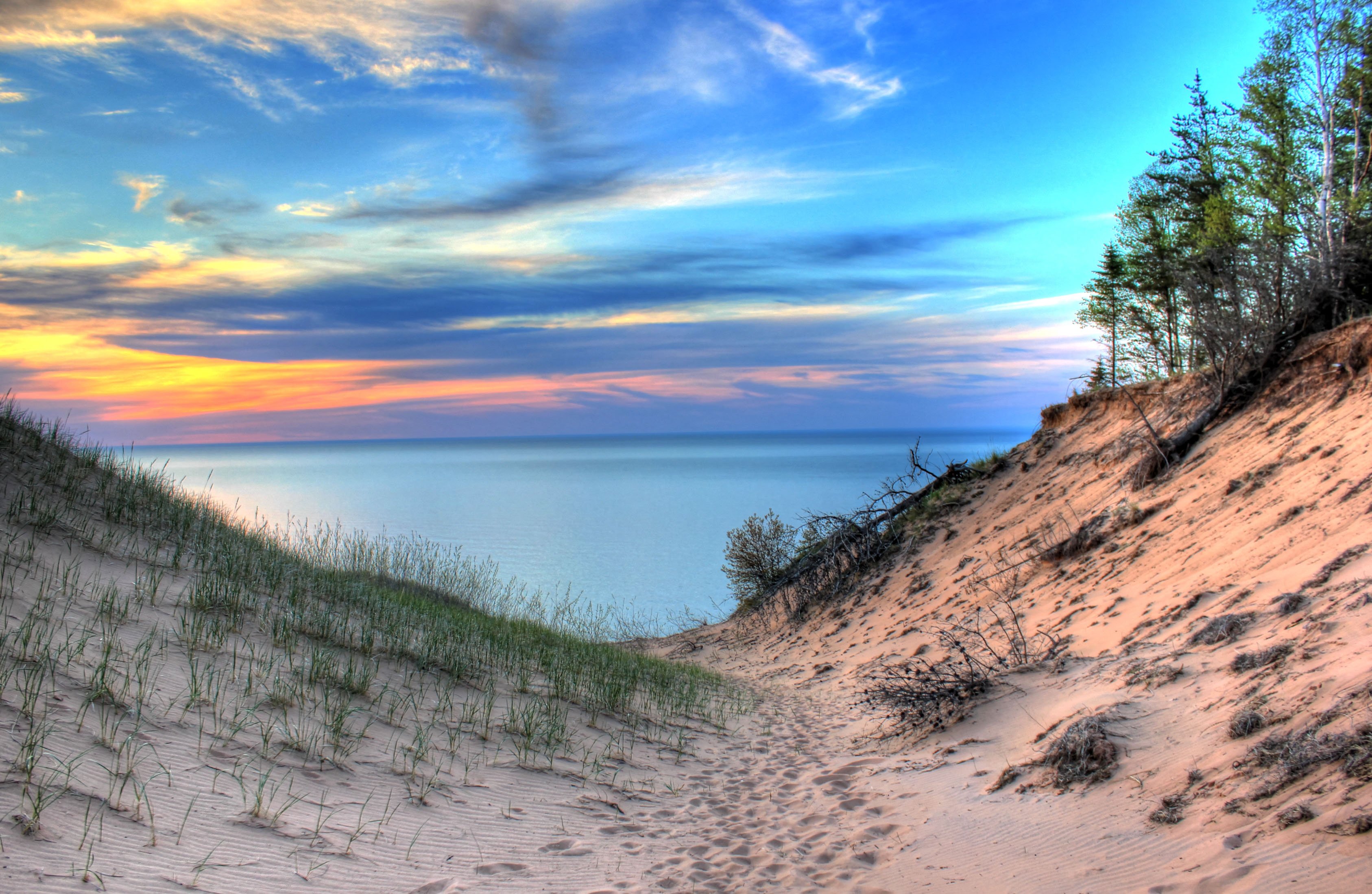 Gfp-michigan-pictured-rocks-national-lakeshore-lake-superior-between-the-dunes.jpg